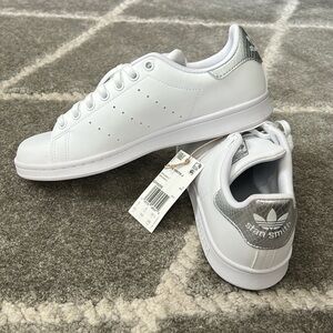 Silver Stan Smiths men’s 6.5 women’s 8